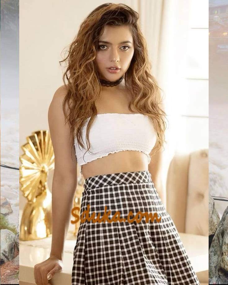 Nyraa - Busty Insta Model available at gurgaon escort service